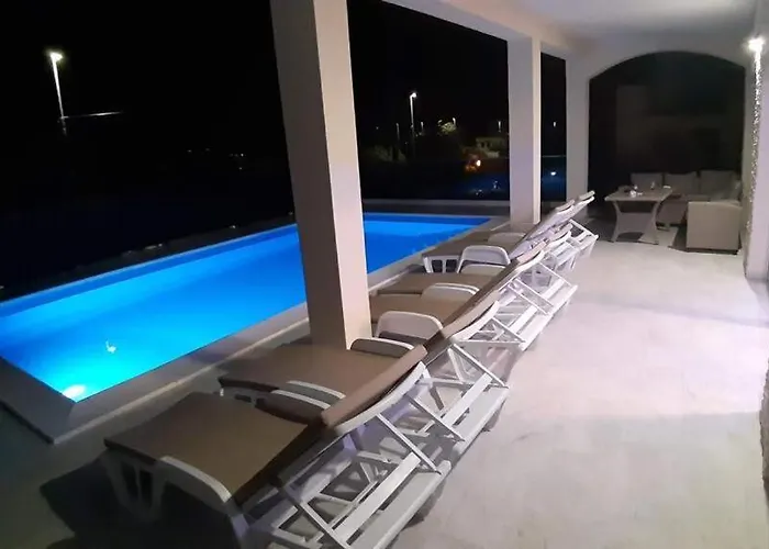 Pool-villa „4 Seasons“ Seaview * 노비비노돌스키